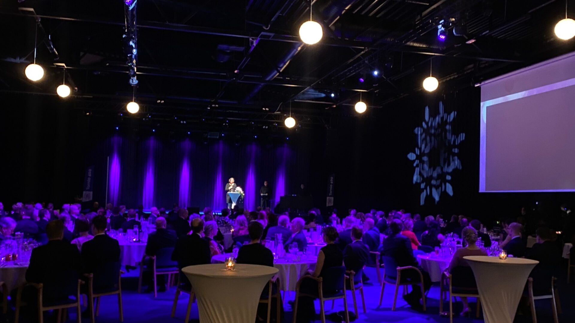 Gaalaillallinen Torandan tapahtumasalissa
