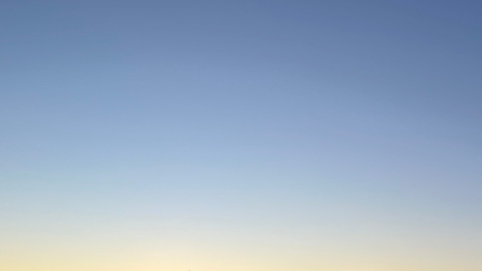 Torandan päärakennus auringonlaskussa talvella